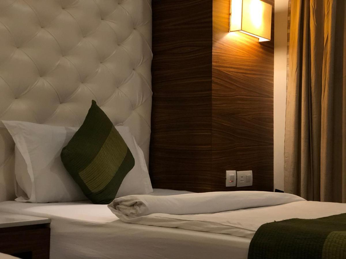 Hotel Ivory 32 New Delhi Bagian luar foto