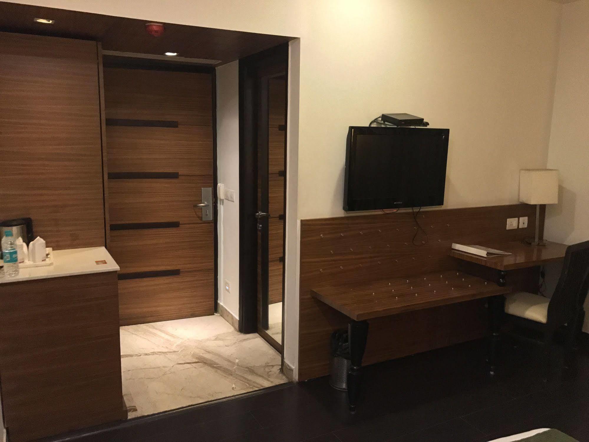 Hotel Ivory 32 New Delhi Bagian luar foto