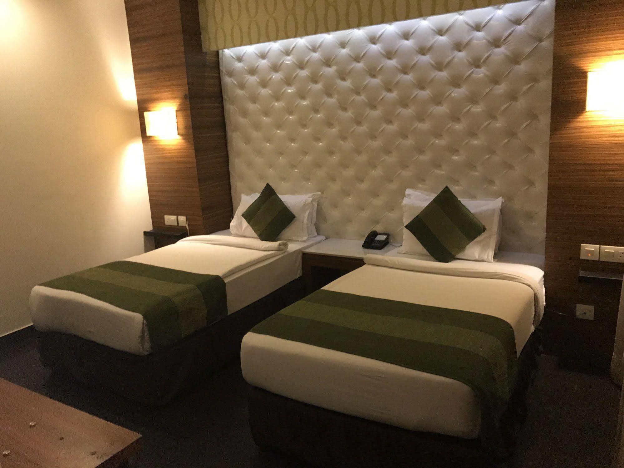 Hotel Ivory 32 New Delhi Bagian luar foto