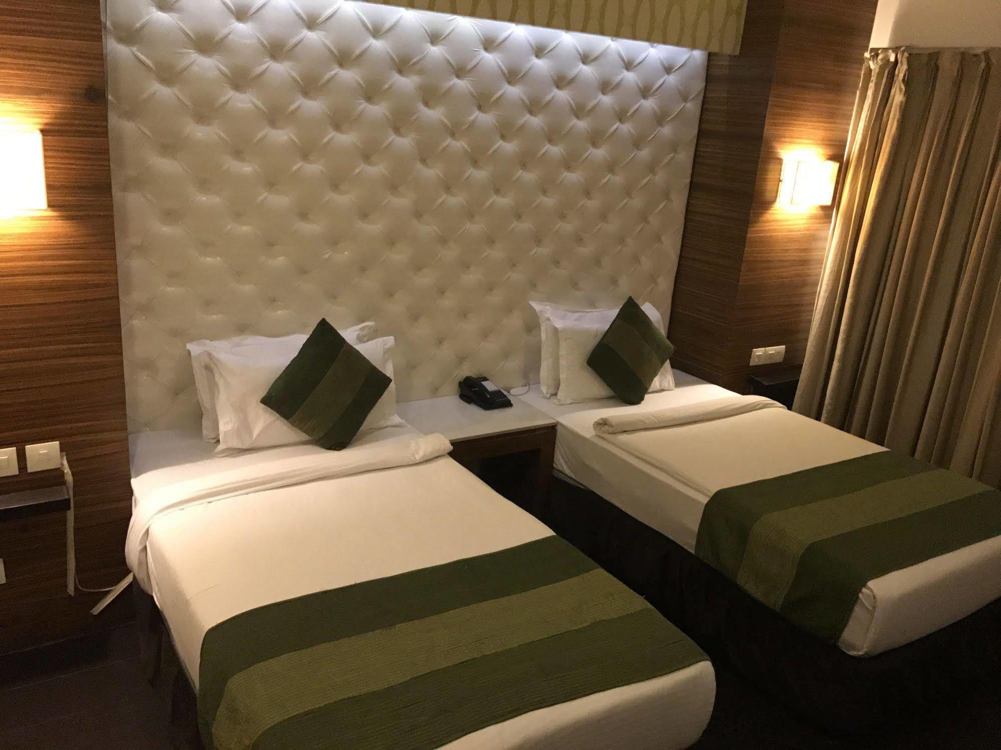 Hotel Ivory 32 New Delhi Bagian luar foto