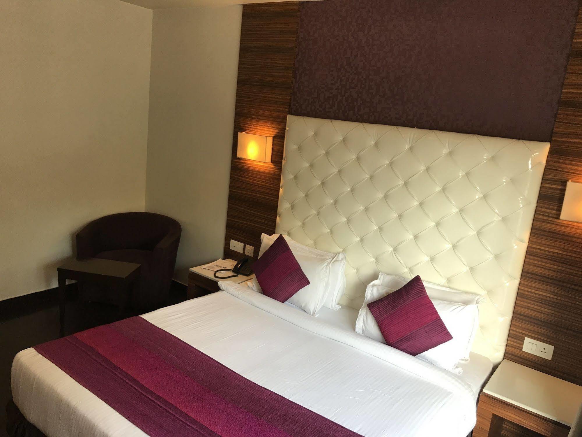 Hotel Ivory 32 New Delhi Bagian luar foto