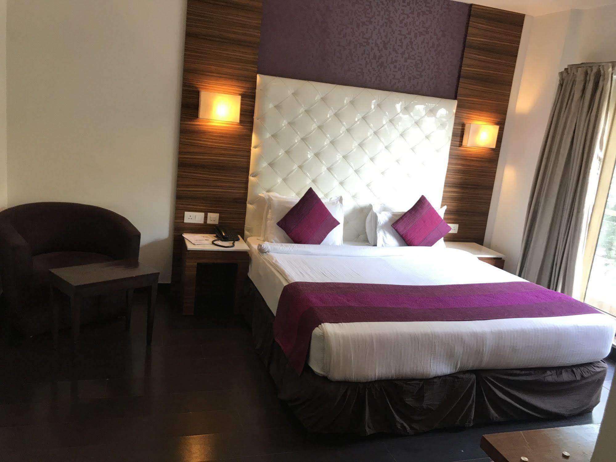 Hotel Ivory 32 New Delhi Bagian luar foto