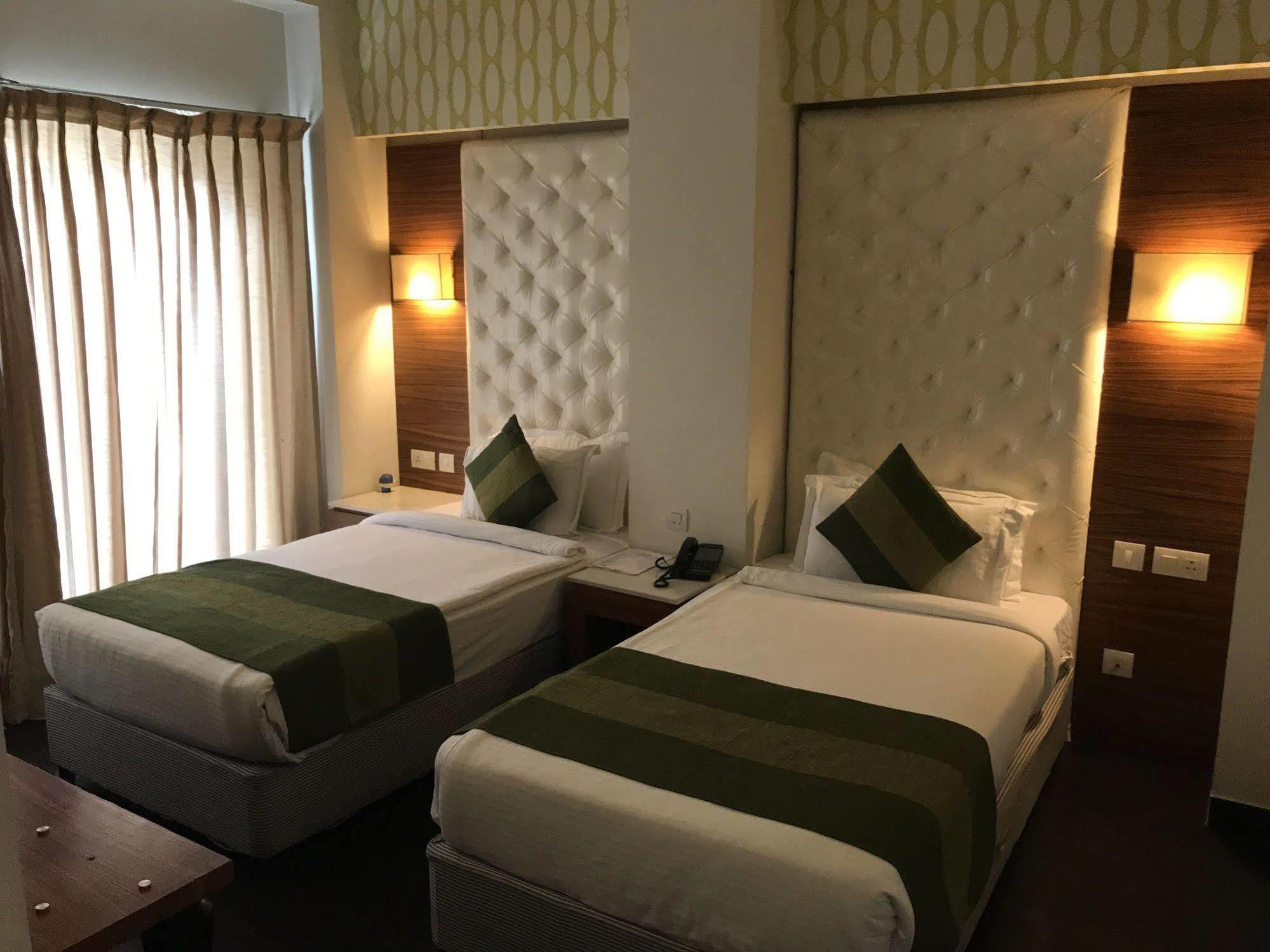 Hotel Ivory 32 New Delhi Bagian luar foto