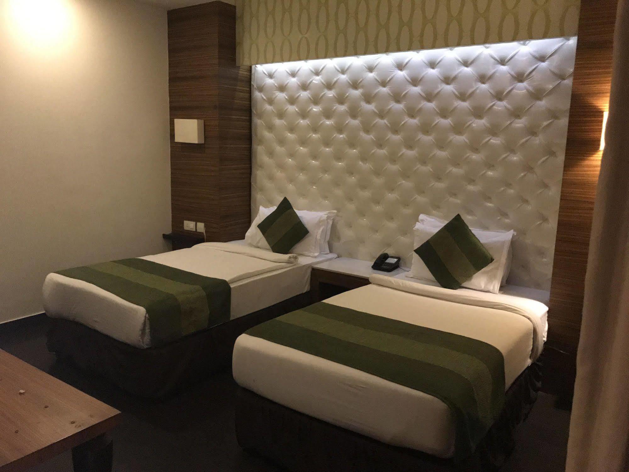 Hotel Ivory 32 New Delhi Bagian luar foto