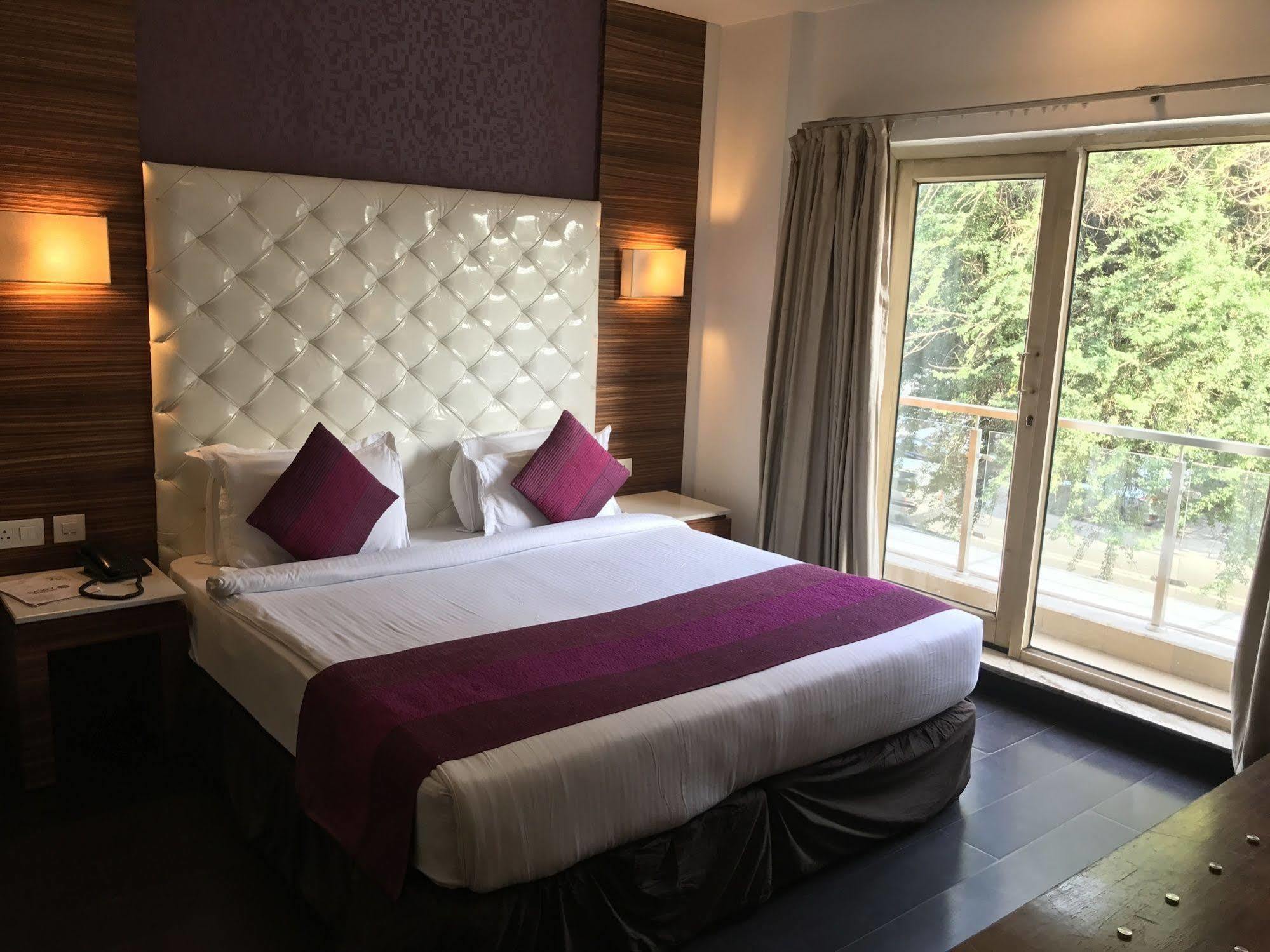 Hotel Ivory 32 New Delhi Bagian luar foto